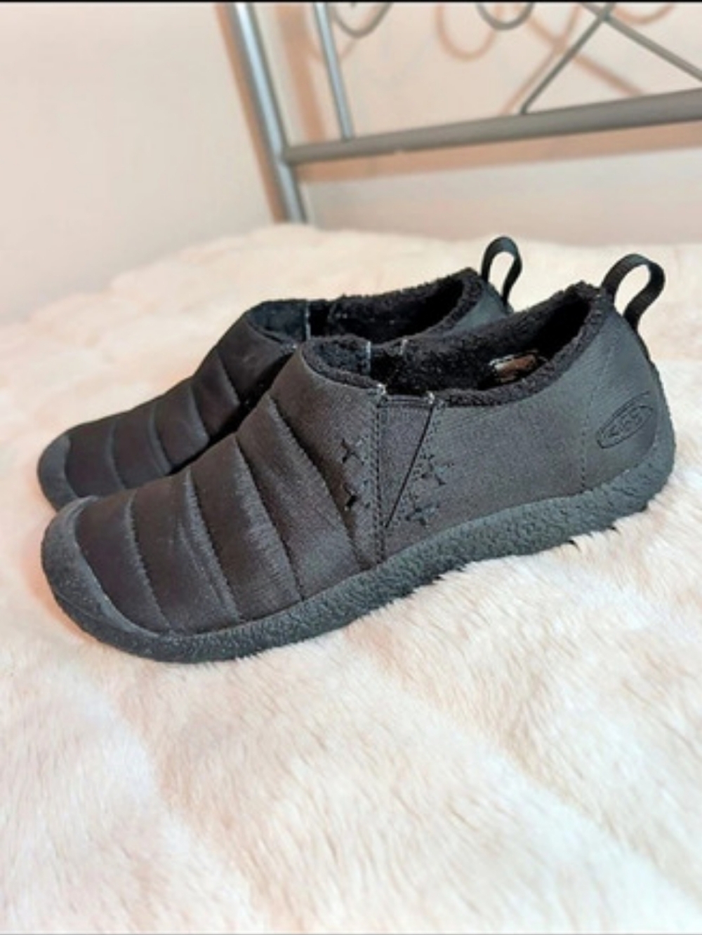 KEEN Howser Black Quilted Slippers Women's Sz 7.5